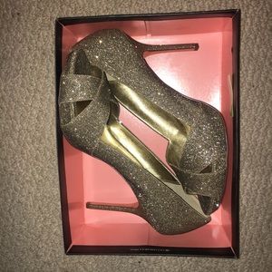 Nina New York Gold Glitter peep toe heels (3”)